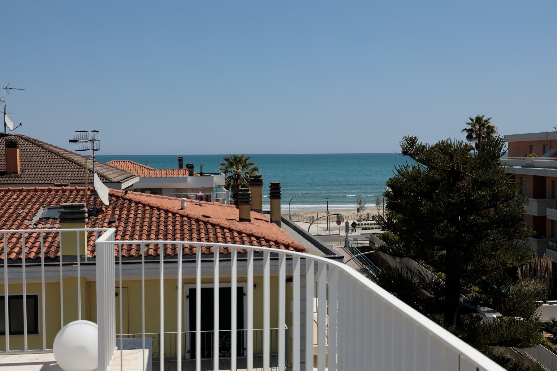 Vista dal Superattico sui tetti e sul mare di Grottammare