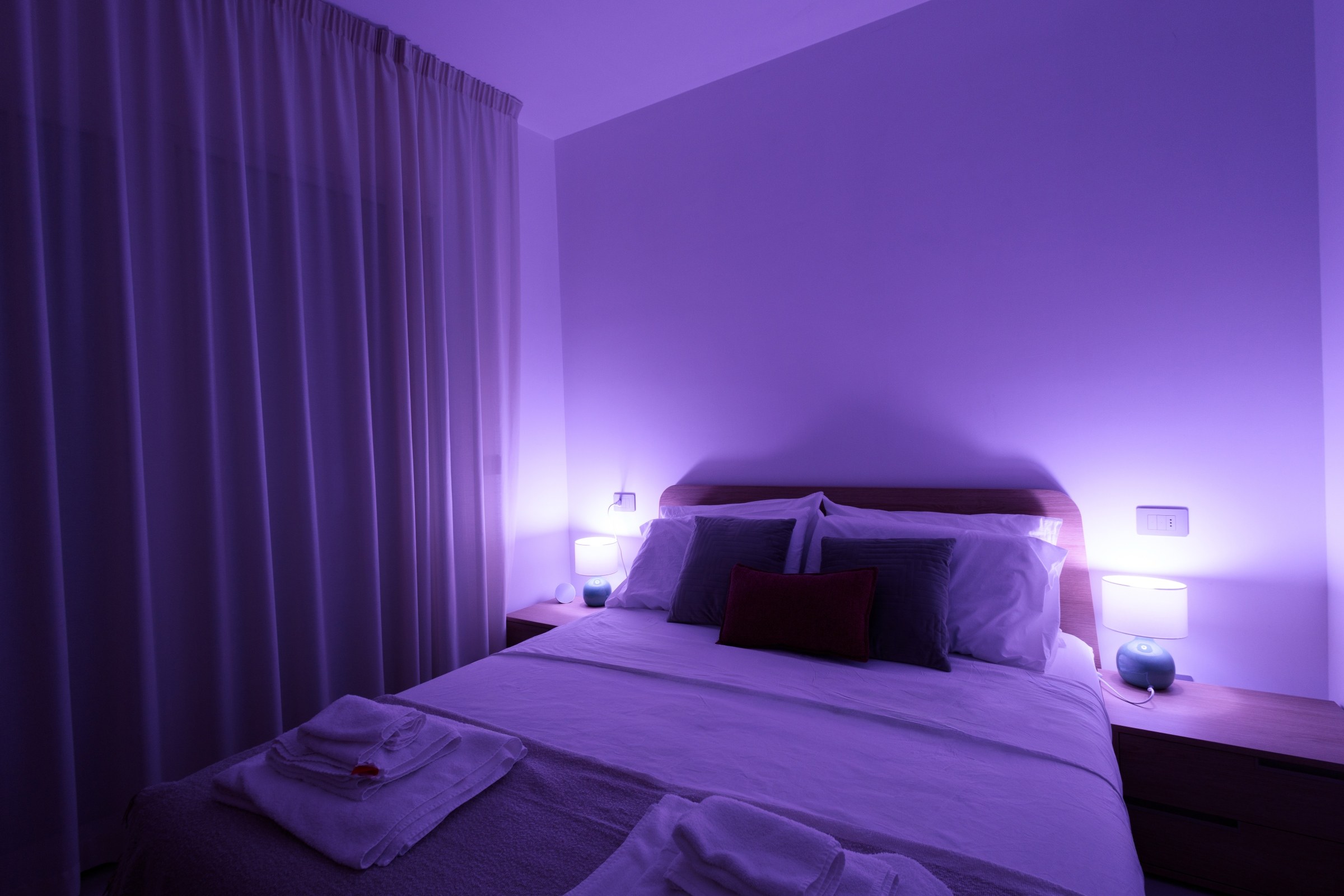 Camera da letto con le abat-jour RGB accese in lavanda
