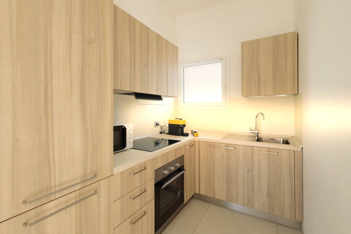 Cucina con le luci sottopensile accese